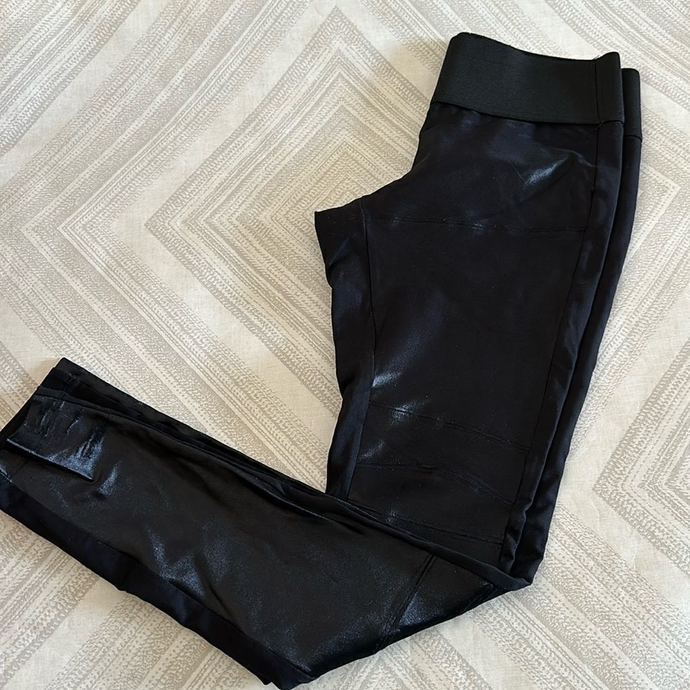 Koral Women’s Black Two Toned Moto Fabric Elastic Waistband Leggings